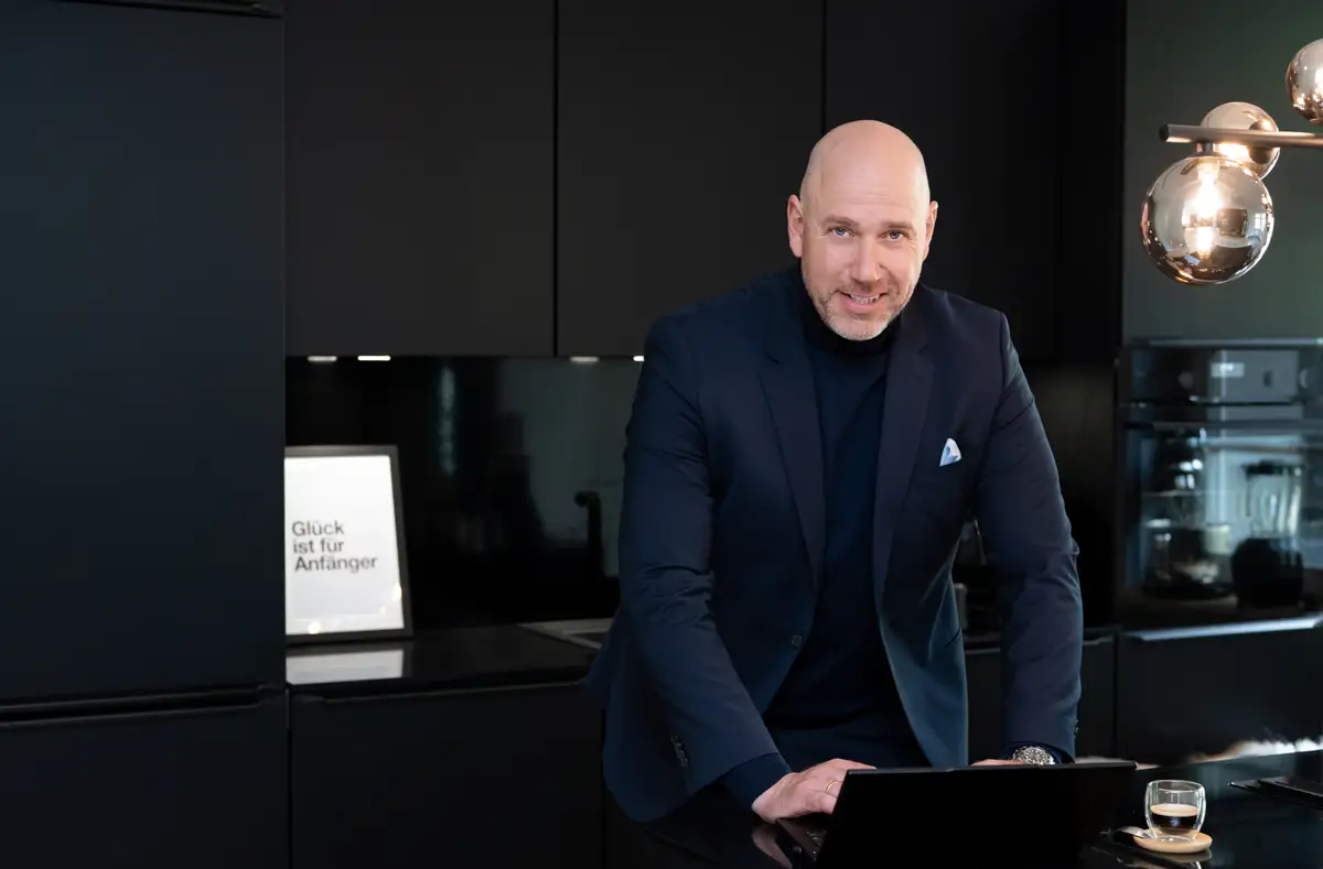 Martin Hein in der Küche des UnternehmerQuartiers